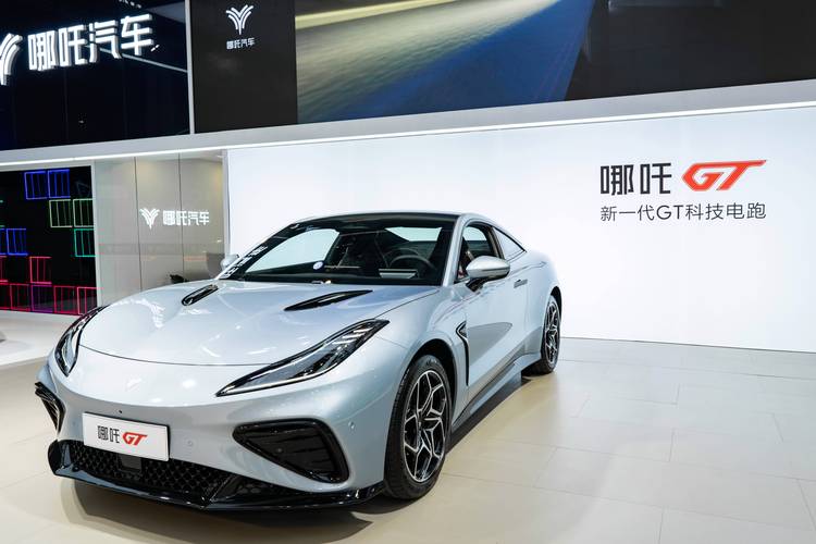 广州282哪吒汽车在智能汽车领域的表现，领途汽车在新能源汽车市场中的影响力